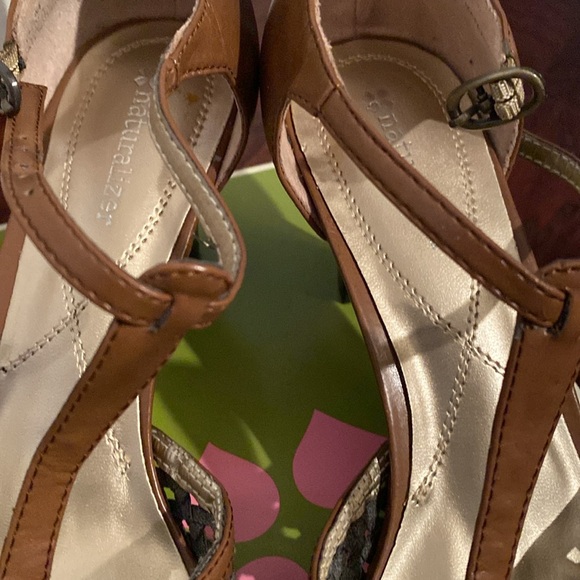 Women’s Immaculate Condition Naturalizer Brand T strap, Leather Shoe size7.5 - Picture 4 of 10